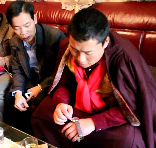 黃財神在為如意輪財神轉經佛表加持