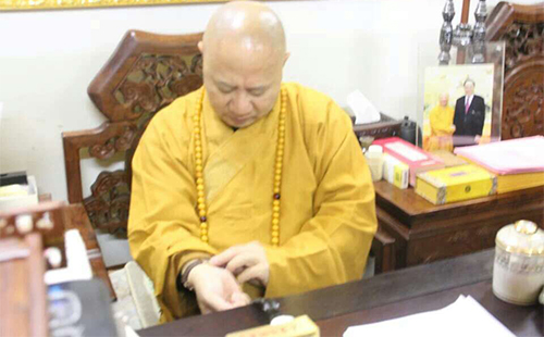 明生大和尚佩戴如意輪贈送的時輪金剛轉經佛表