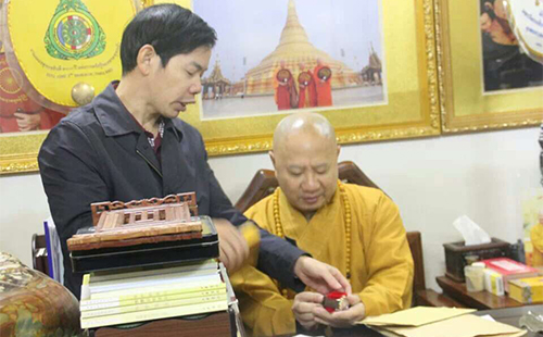 明生法師查看如意輪佛表