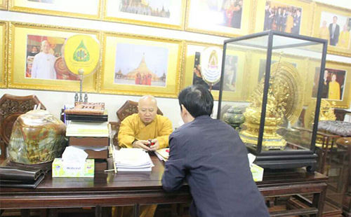 明生法師查看如意輪佛表